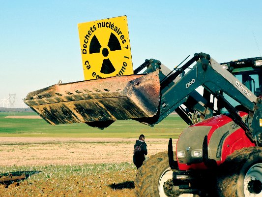 Paysans et antinucléaires unis contre la bétonisation des terres agricoles