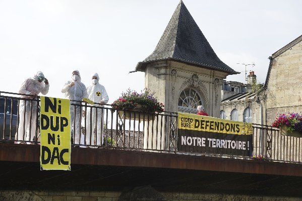 Une action pour dénoncer les risques de Cigéo
